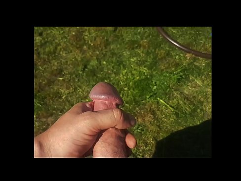 ❤️ O bunăciune fierbinte își face sex cu păsărica roz și ejaculează cu un squirt într-o grădină de vară ☑ at ro.xxxdesichudai.ru ❌
